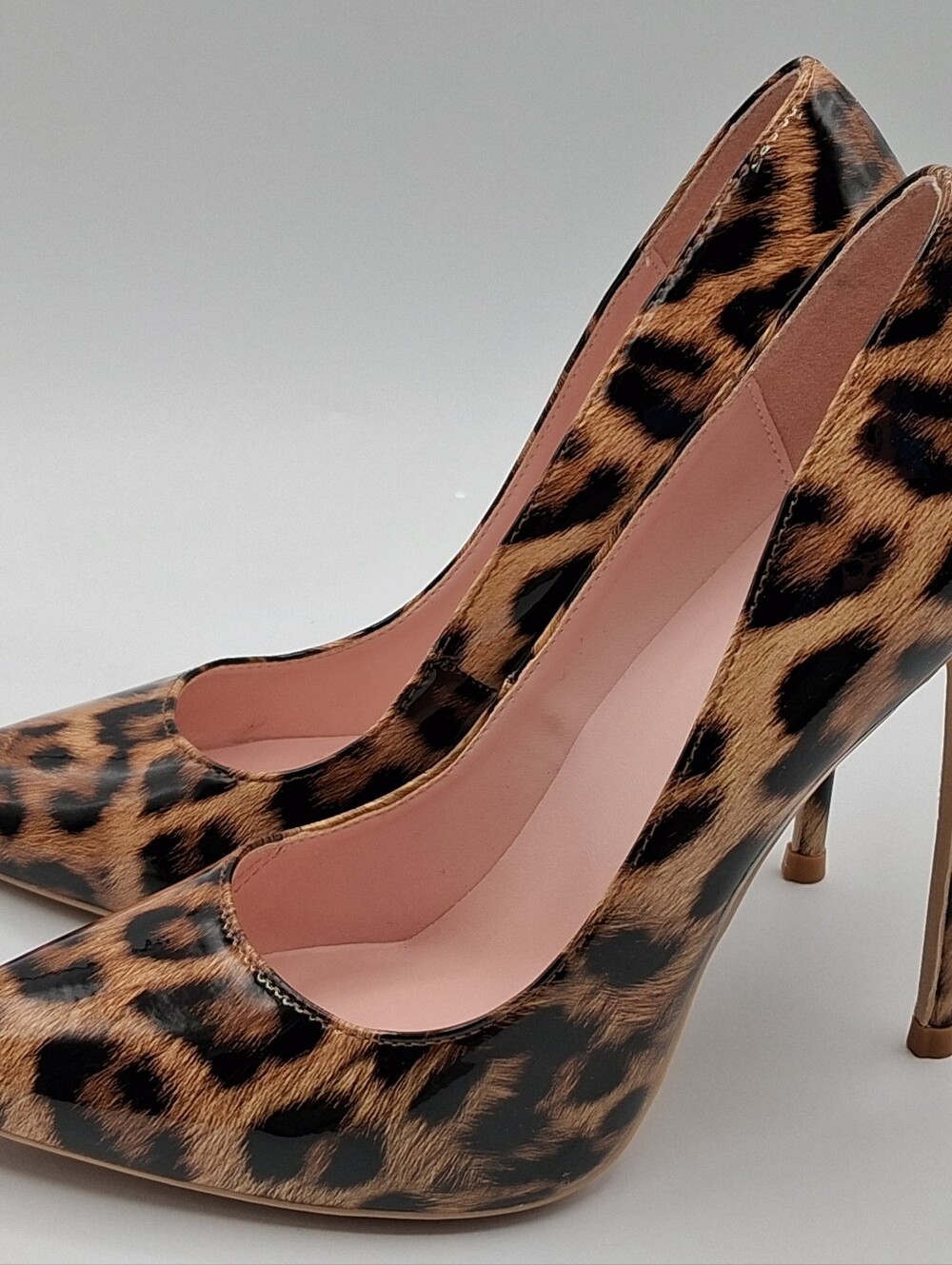 GenShuo Faux Patent Leather Leopard Print Stilletos. Size 8.